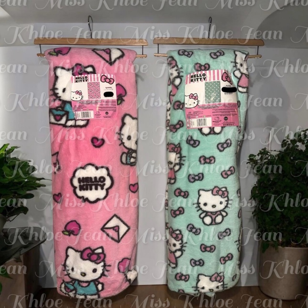 - Hello Kitty Ultra Fine Faux Fur Blanket Set